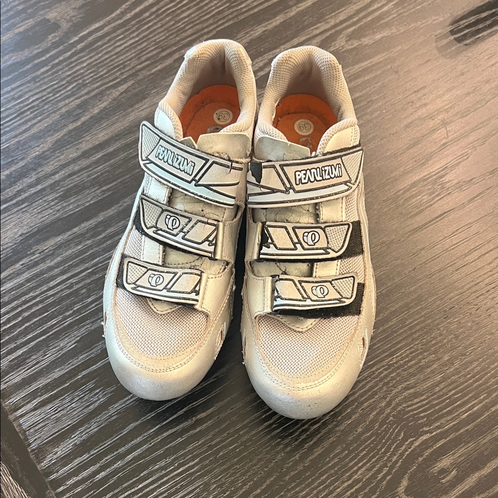 Pearl Izumi click in bike shoes.  L